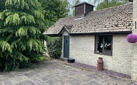 Nethercote Cottage, Kingsize Bed, Seven Springs Cottages